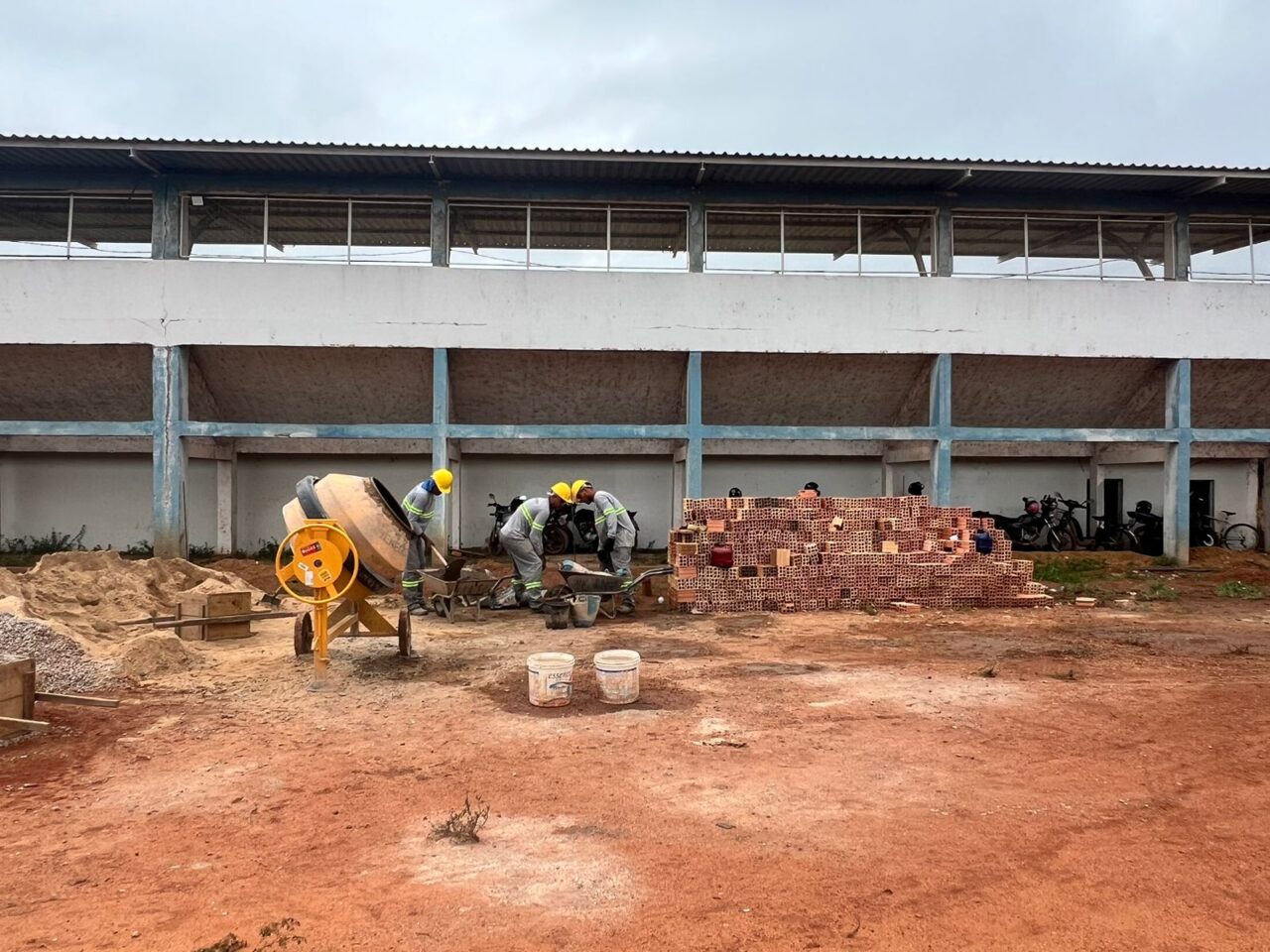 A obra de revitalização do Complexo Esportivo João Saldanha, em Guajará-Mirim, está em fase inicial
