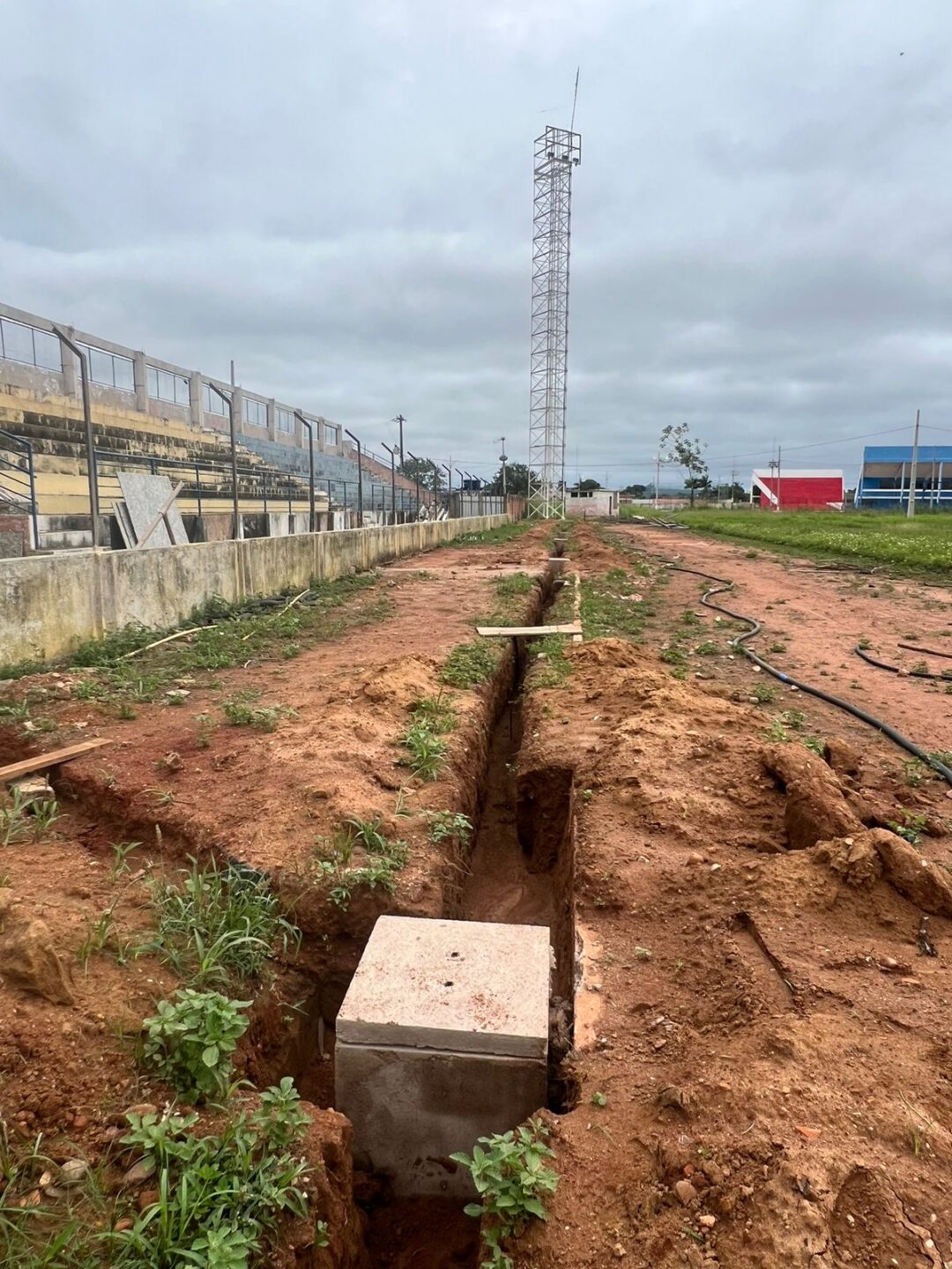 O solo recebeu escavações para instalação da infraestrutura elétrica