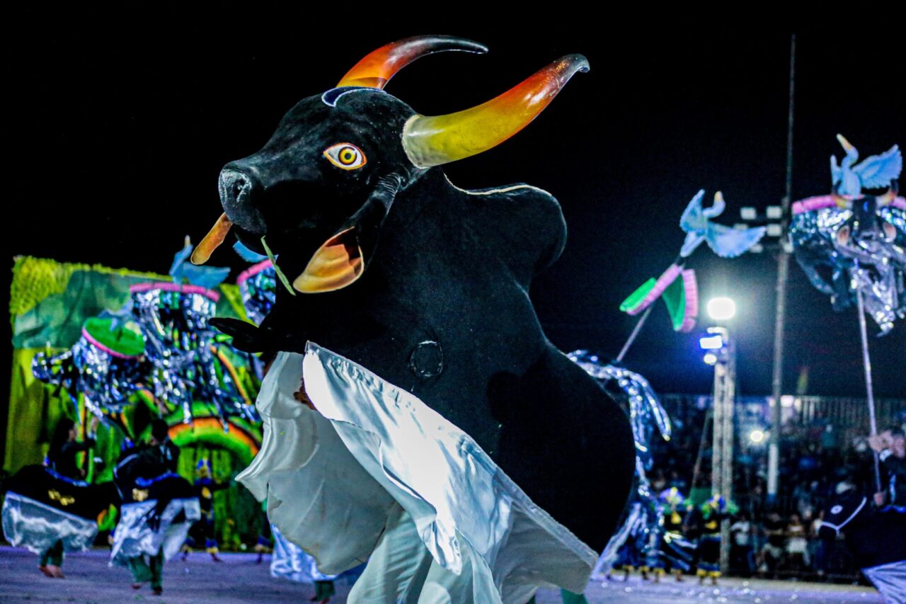 Boi-Bumbá Malhadinho contou com figurinos vibrantes e a participação de jovens e adultos