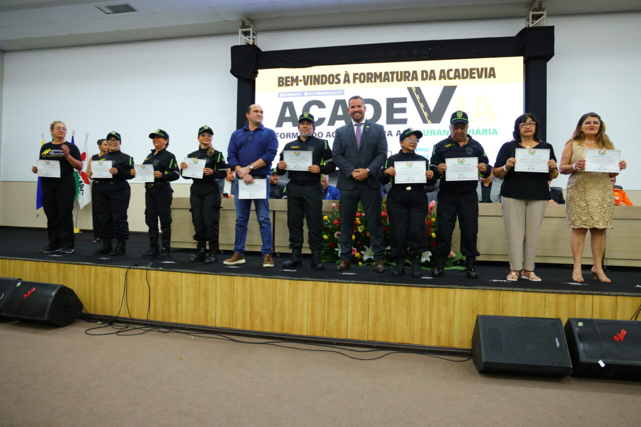 Servidores com mais de 30 anos de exercício foram homenageados