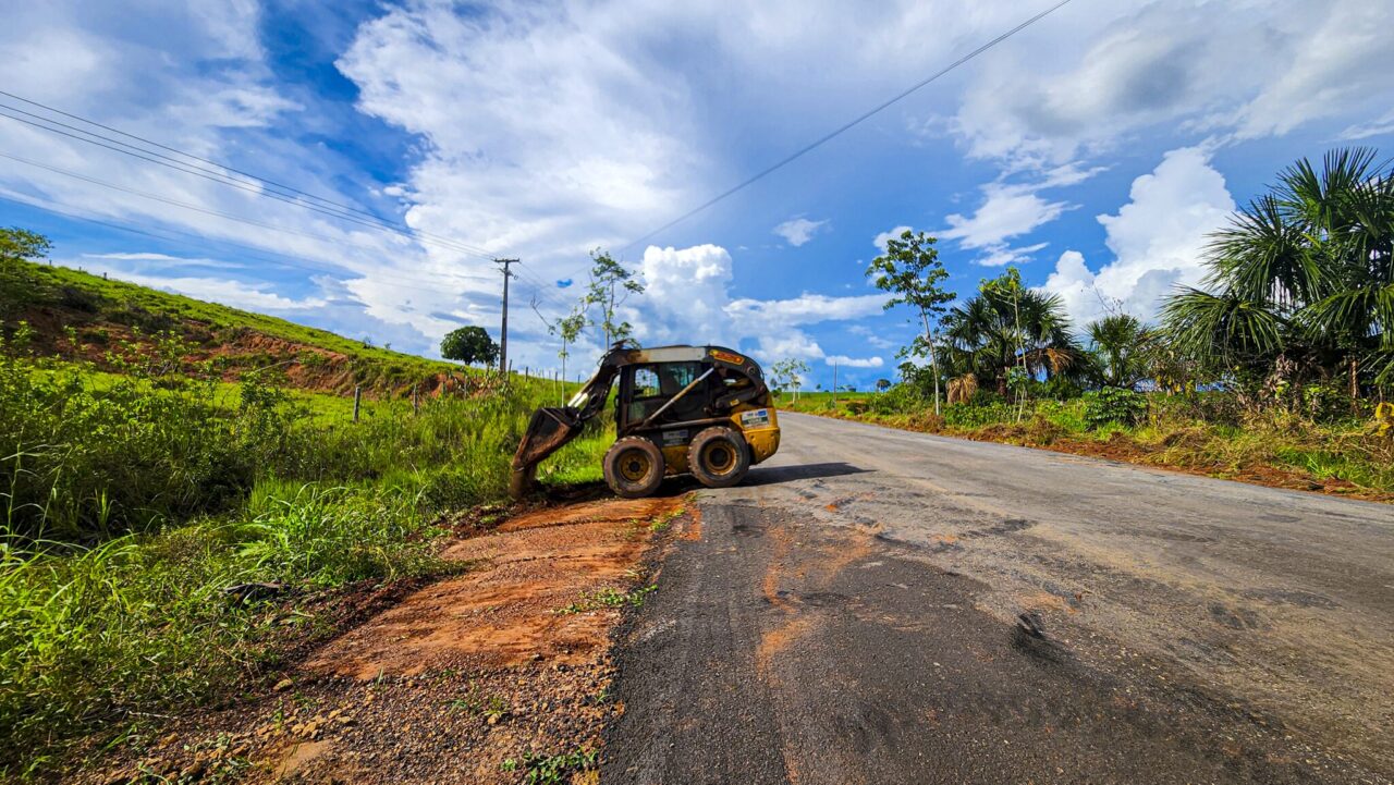 Os serviços envolvem manutenção asfáltica e limpeza lateral, ações que visam garantir mais segurança