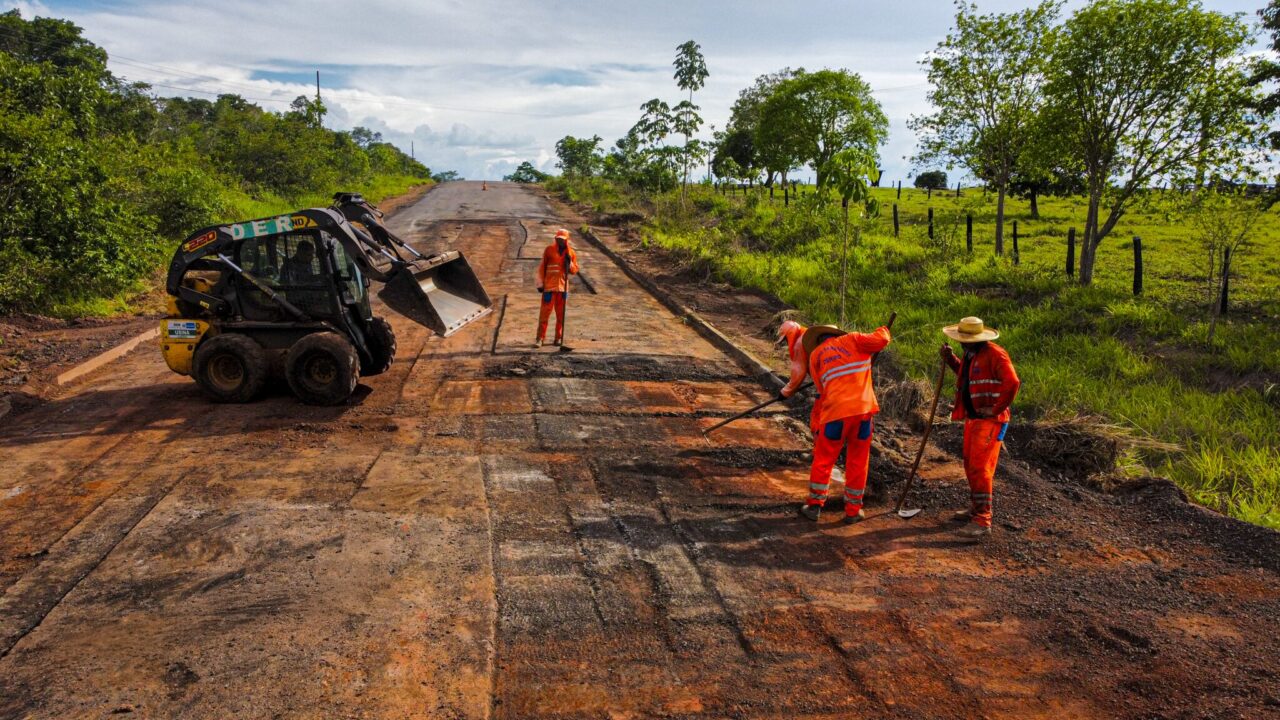 Manutenção asfáltica é executada em 9 quilômetros da RO-479, em direção ao distrito Estrela de Rondônia