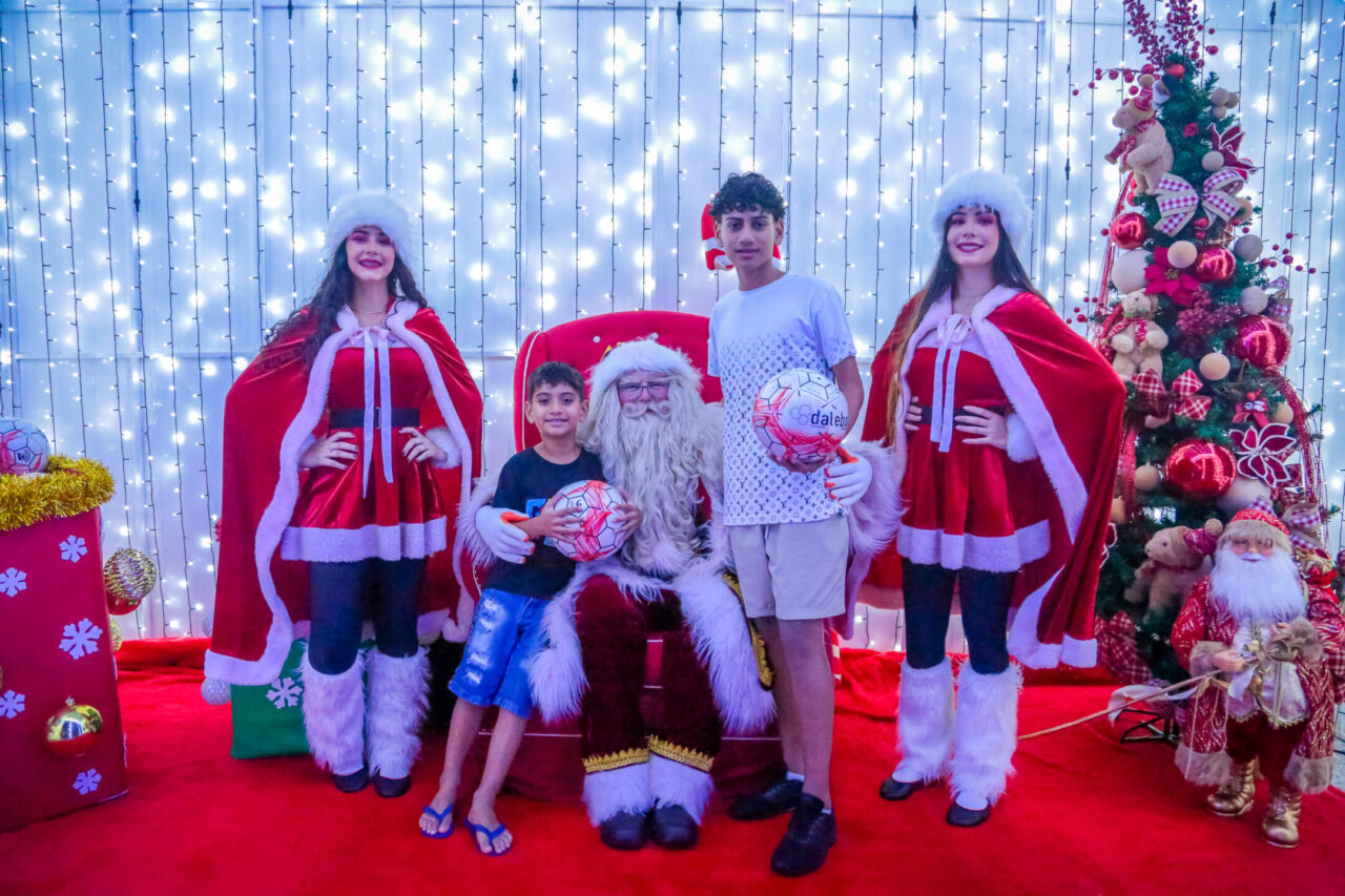 Bolas confeccionadas no projeto Pintando a Liberdade são entregues pelo governo de RO durante “Natal de Luz”