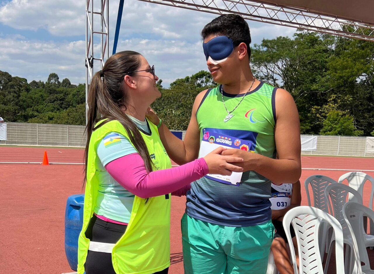 A técnica Roberta Sagamate, de Vilhena, e o atleta Matheus Eduardo, deficiente visual que foi destaque no atletismo