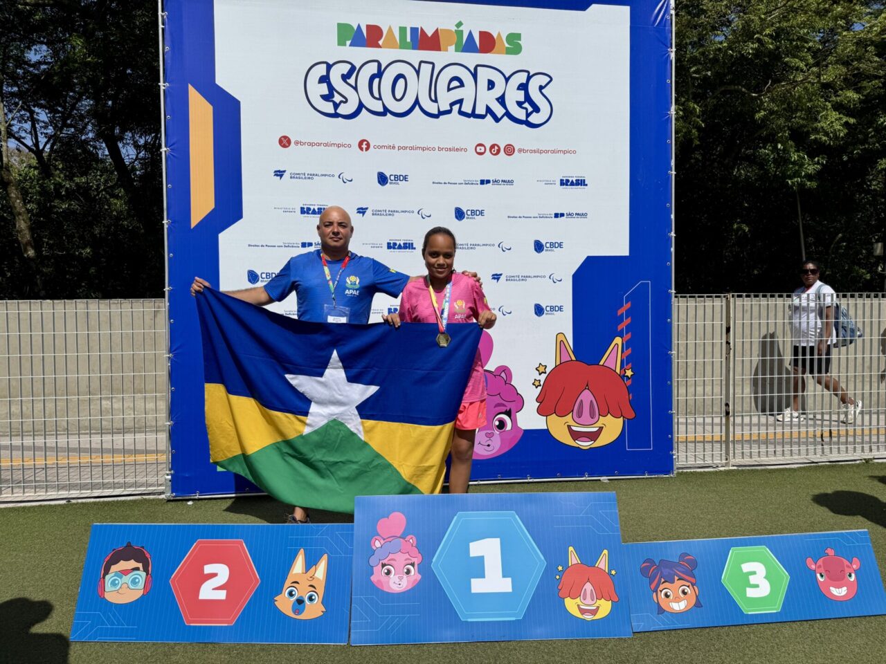 A estudante-atleta Aline Luíza, de 13 anos, de Buritis, estabeleceu novo recorde nacional no arremesso de peso