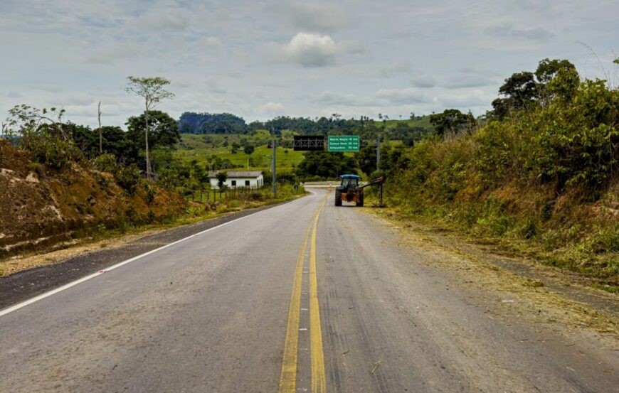 Manutenção na RO-460 garante mais segurança e melhora a visibilidade, em Buritis