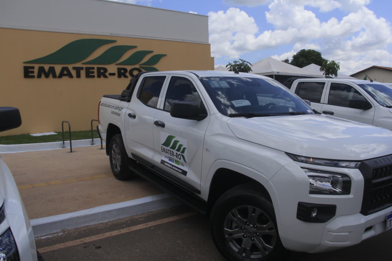 Também foram entregues veículos, equipamentos tecnológicos e mudas de café