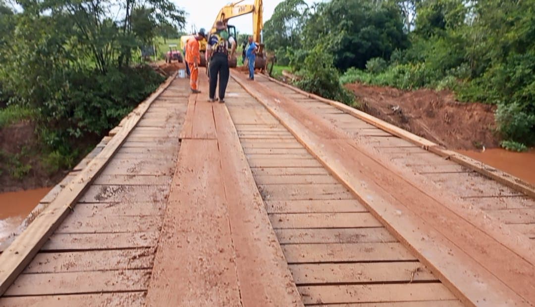 Manutenção em pontes de madeira na RO-490 é intensificada pelo governo de RO, em Alto Alegre dos Parecis