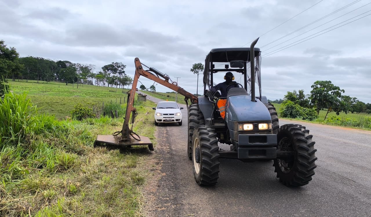 Serviço de roçagem promove mais segurança na RO-481, entre Nova Brasilândia d’Oeste e São Miguel do Guaporé