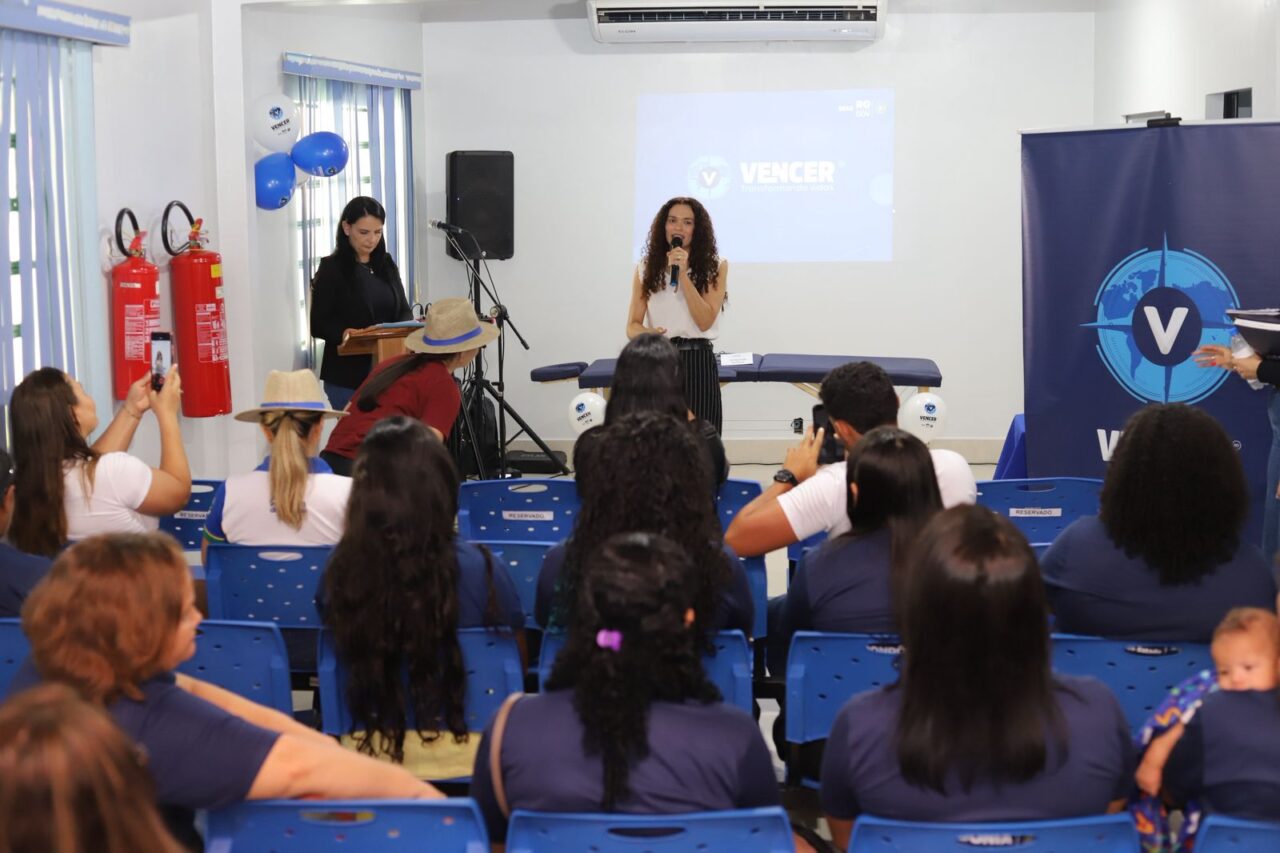 14 concluintes de Técnicas de Estética receberam o kit em Ariquemes