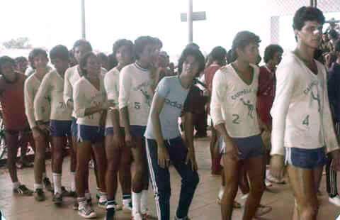 Antônio Tabosa, o primeiro da fila, competindo no Joer na modalidade handebol, entre 1976 e 1980
