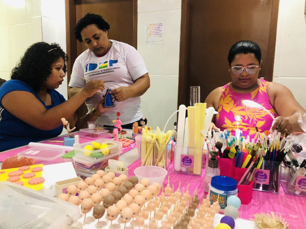 Depois do curso de biscuit, egressas do Idep abriram o próprio negócio