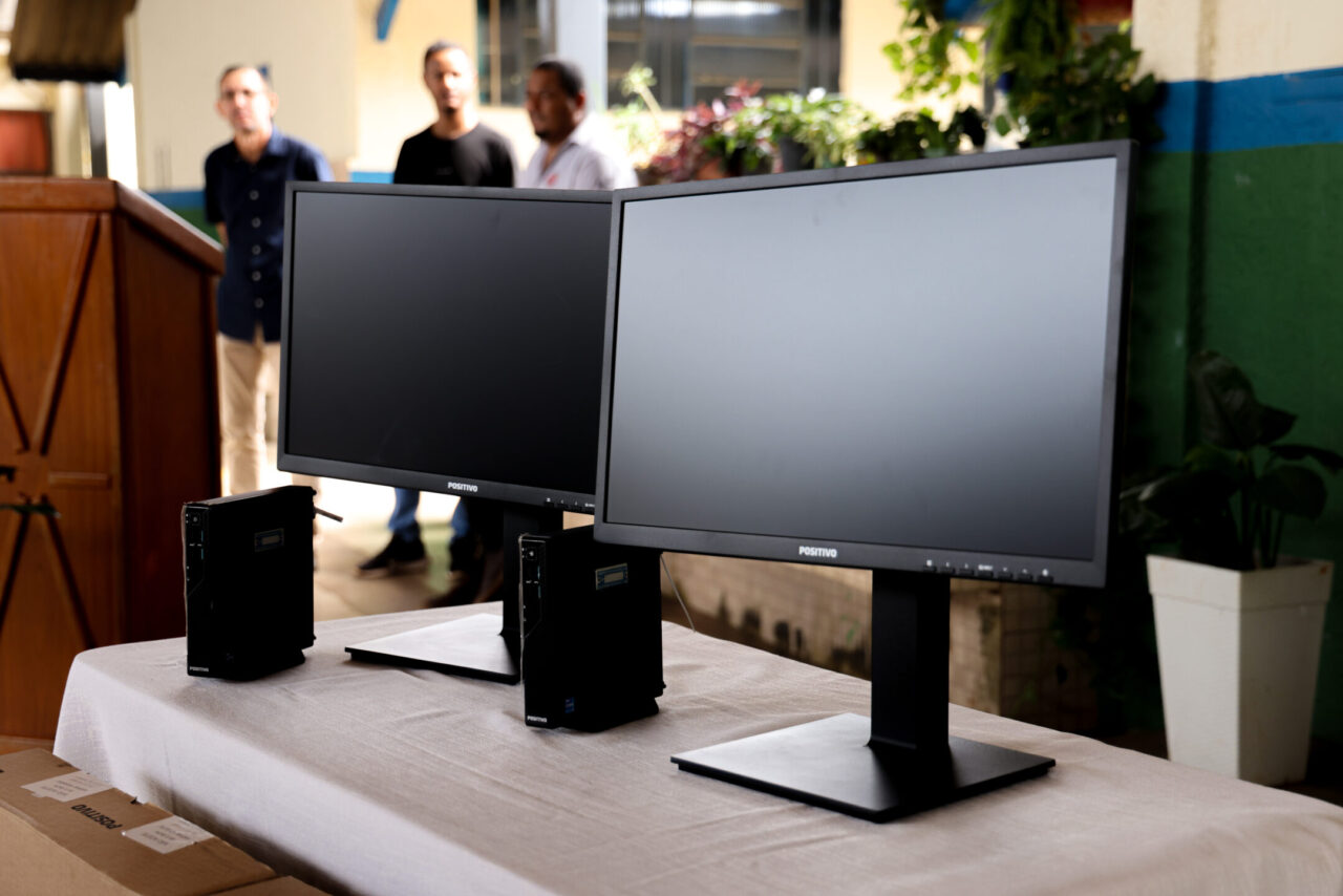 Na educação, foram entregues notebooks para professores e equipes gestoras da rede municipal