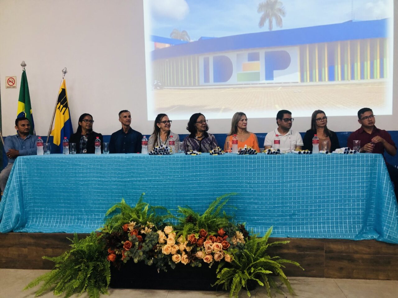 Representantes da comunidade escolar celebram mais uma formatura