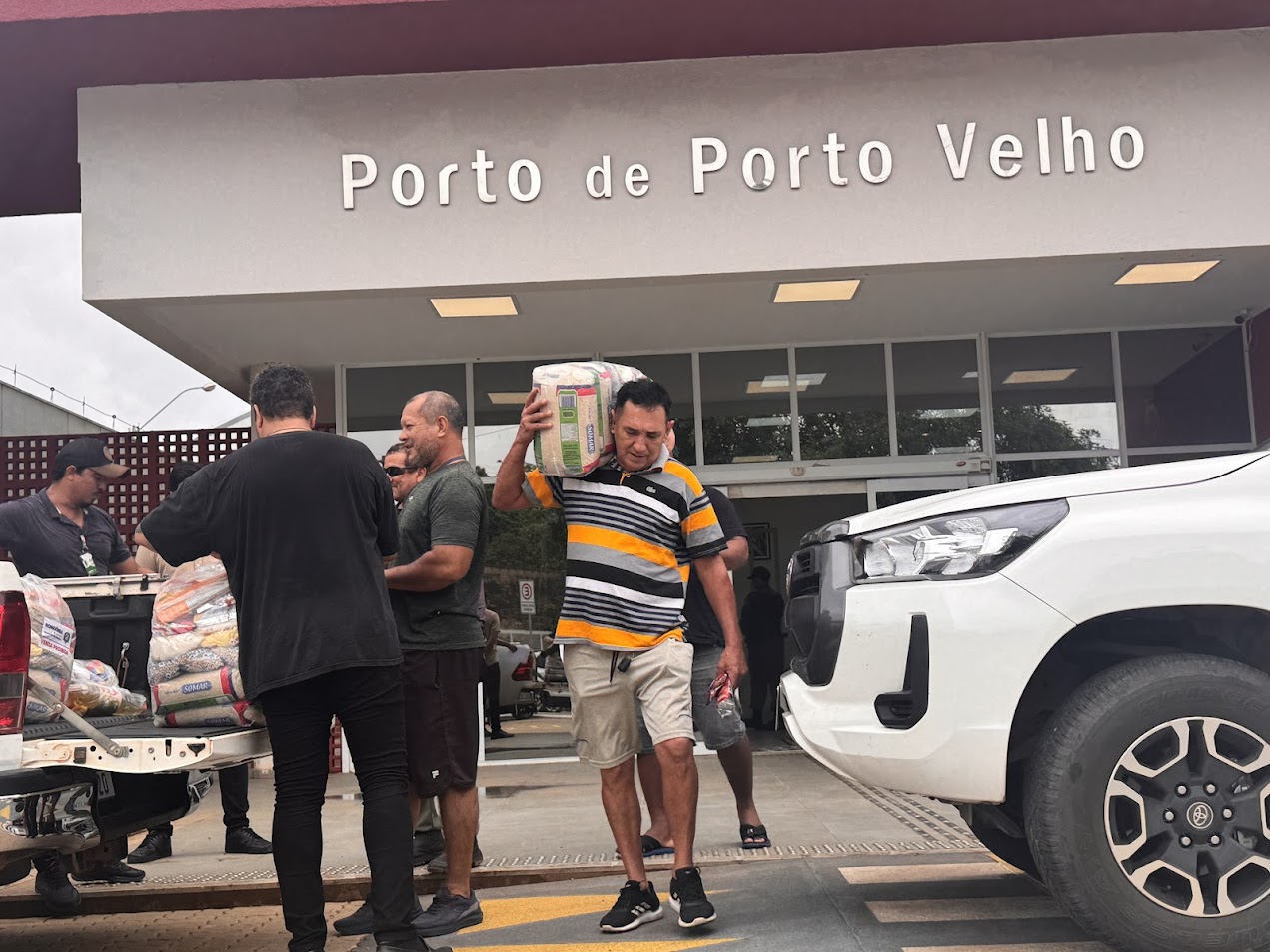 Governo de Rondônia distribuiu cestas básicas a trabalhadores portuários avulsos na crise hídrica