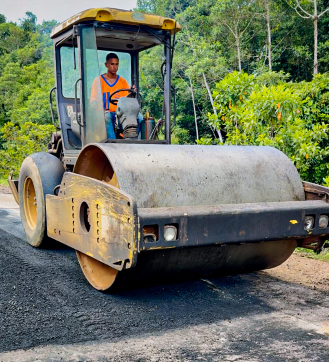 A obra é realizada por meio da usina de asfalto de Ariquemes