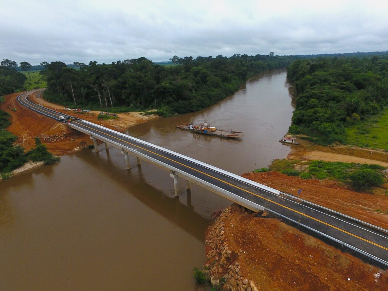 A ponte de concreto sobre o Rio Jamari, na RO-459, com 130 metros de extensão 