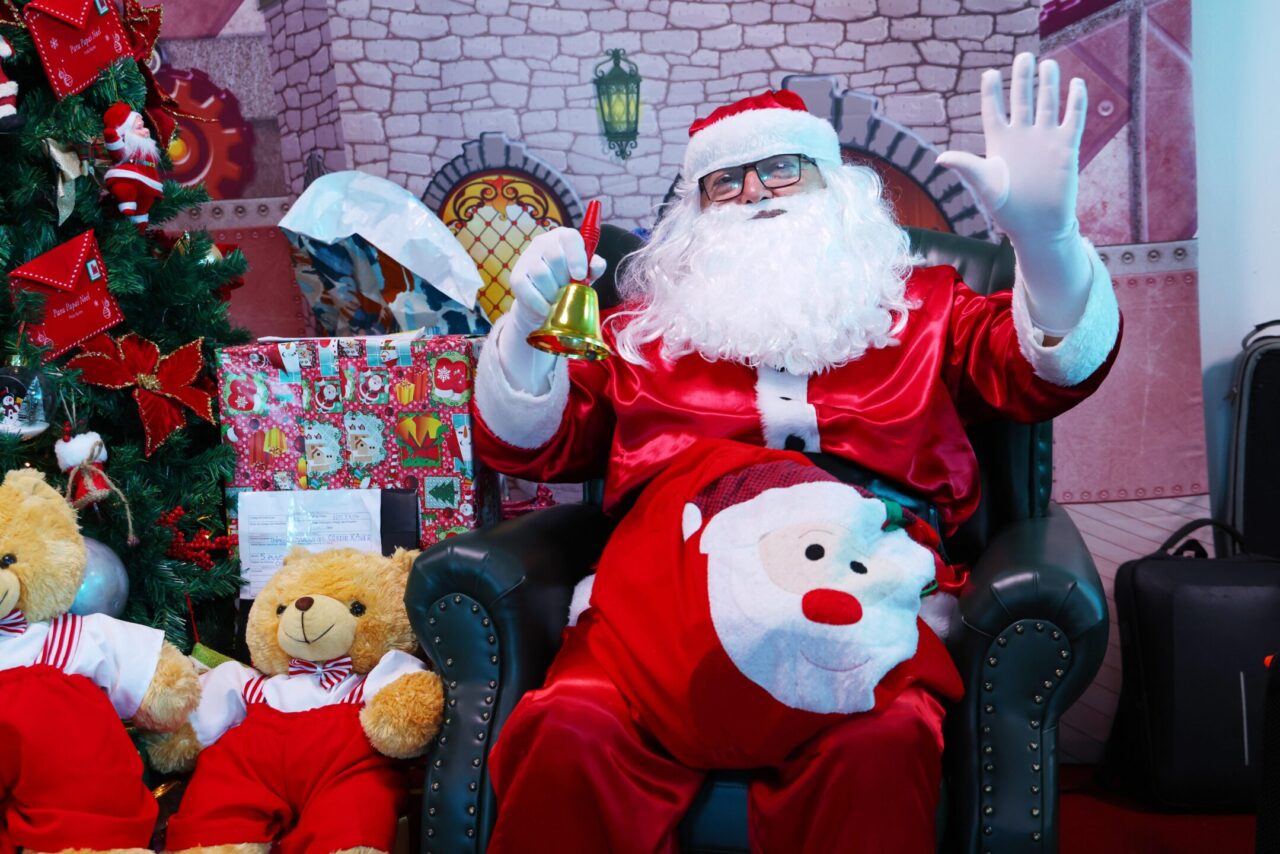 Papai Noel dos Correios, servidor aposentado dos Correios, abrilhantou a cerimônia