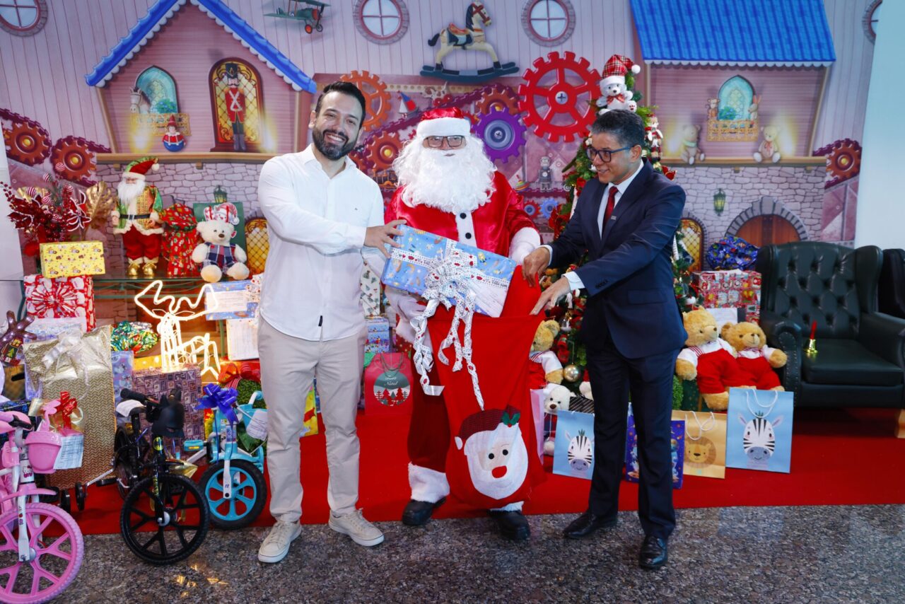 Ato de entrega dos presentes doados pelo governo de Rondônia na Campanha Papai Noel dos Correios 2025