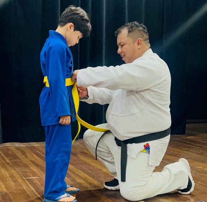 A troca de faixa ofereceu um momento de emoção para alunos, profissionais e familiares