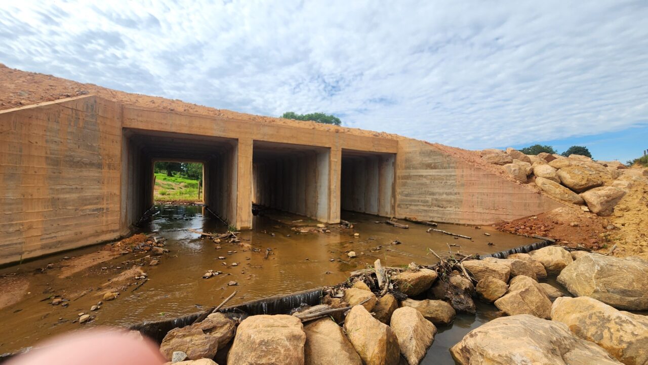 Na RO-466, em Jaru, o DER-RO construiu uma galeria de concreto de 30 metros e três vazões 