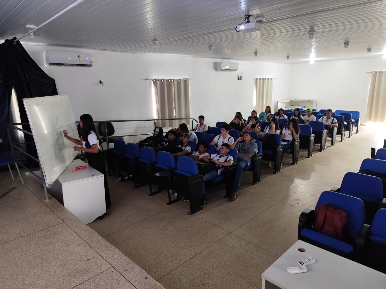 Estudantes integrantes dos grêmios estudantis assumiram o protagonismo na condução de aulões temáticos de Língua Portuguesa e Matemática