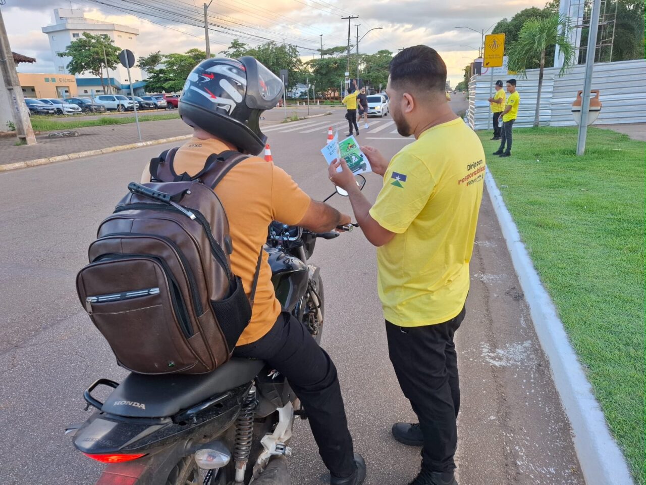 Ação levou orientações a motoristas, motociclistas, pedestres e crianças