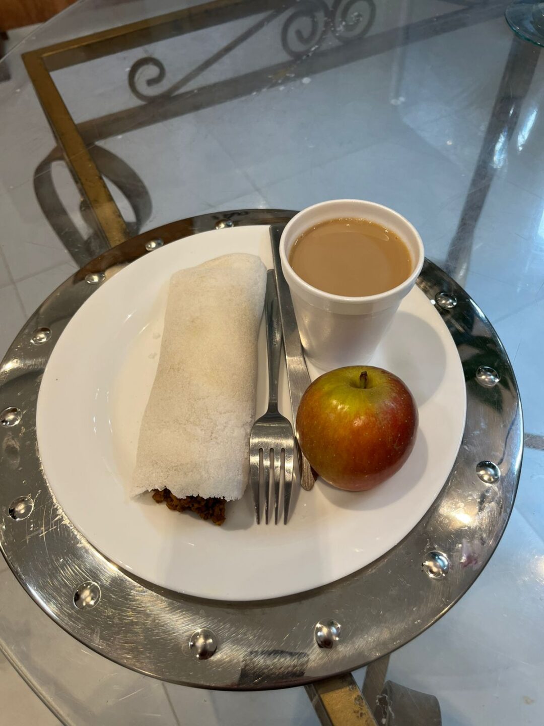 Café da manhã gratuito reflete na economia e proporciona momentos de interação entre beneficiários, em Porto Velho