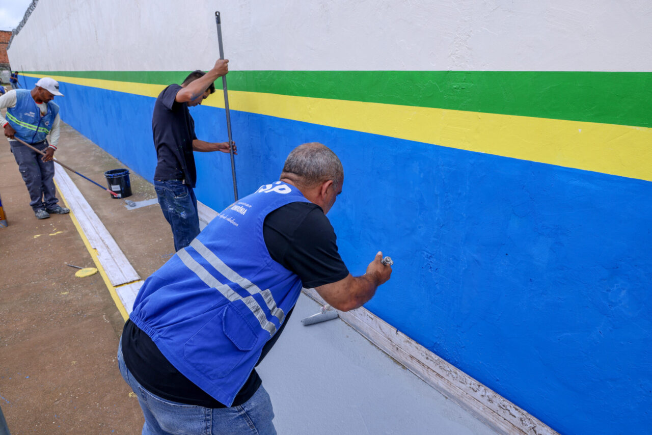 Os trabalhos contemplam intervenções como recuperação de fachadas, adequação de calçadas, melhorias nas instalações elétricas e manutenção das áreas externas das unidades escolares