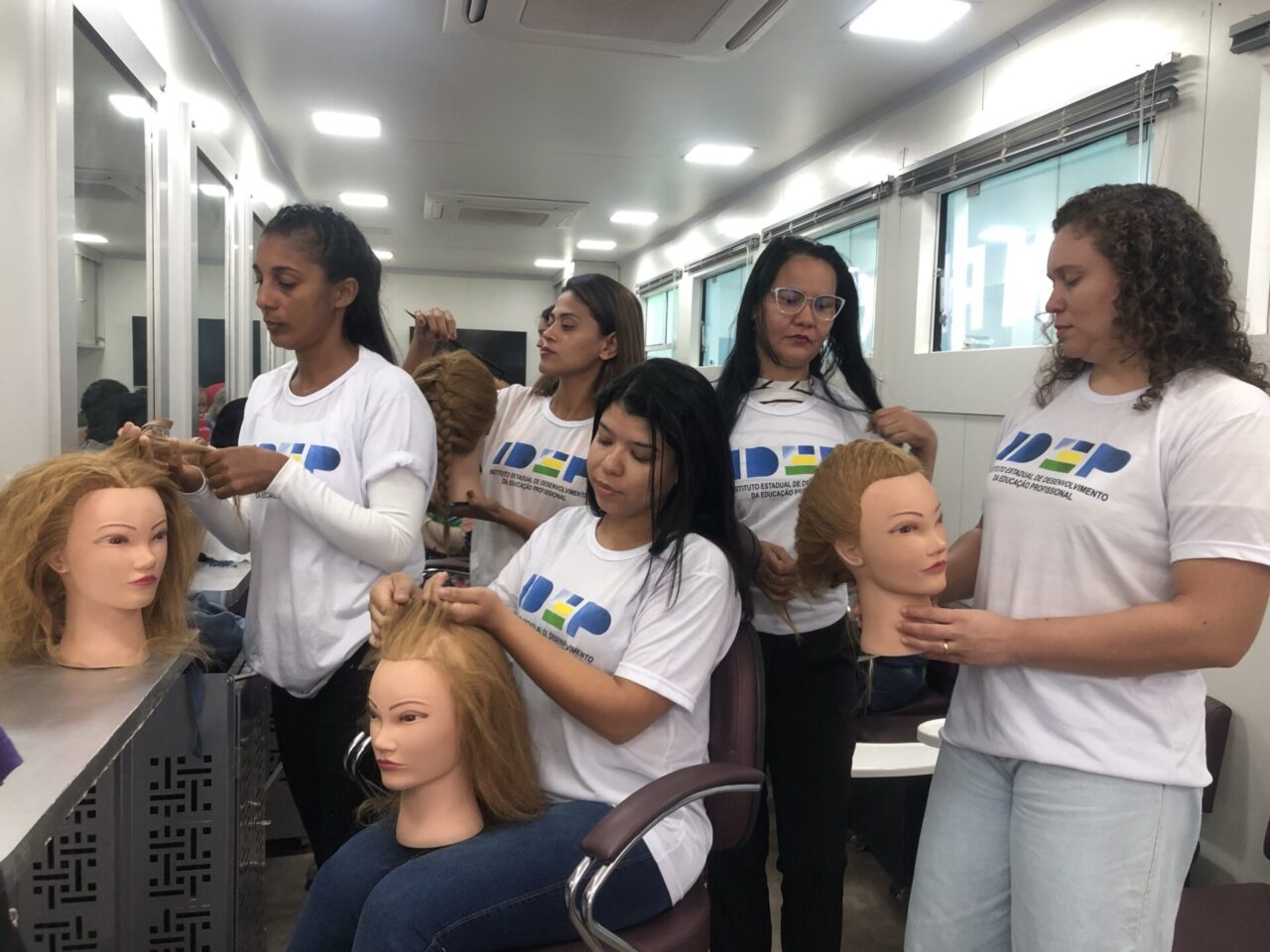 Cursos de penteados e tranças é uma das qualificações que fomentam o empreendedorismo feminino