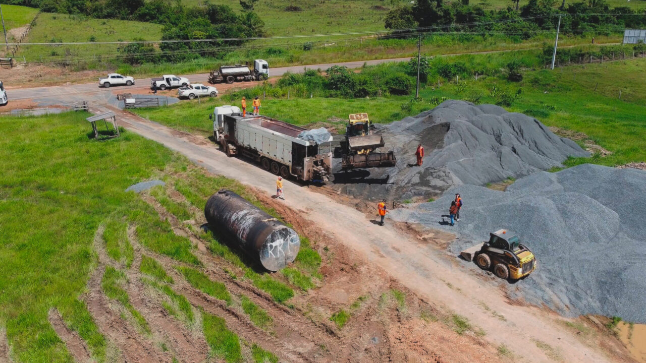 Carreta de microrevestimento percorre todo o estado, renovando as vias para todos que a utilizam