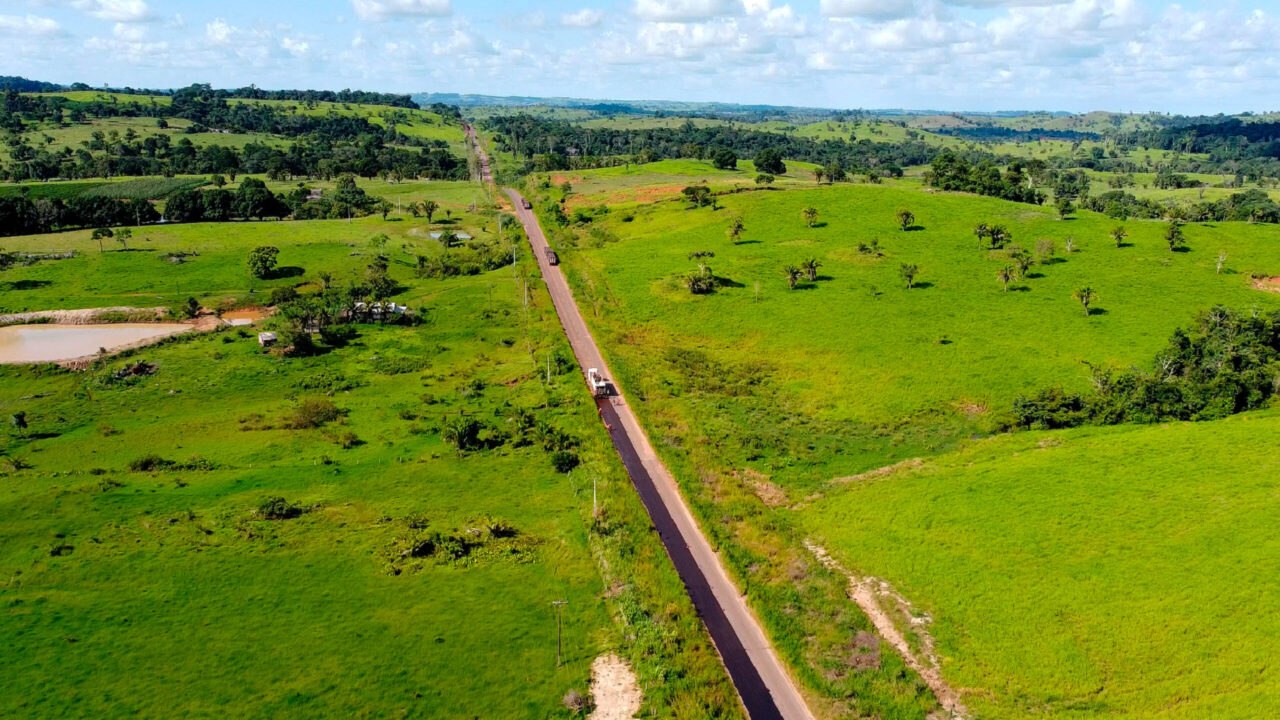 Rodovia-135 recebe microrrevestimento do governo de RO, garantindo melhor trafegabilidade em Alta Floresta d’Oeste