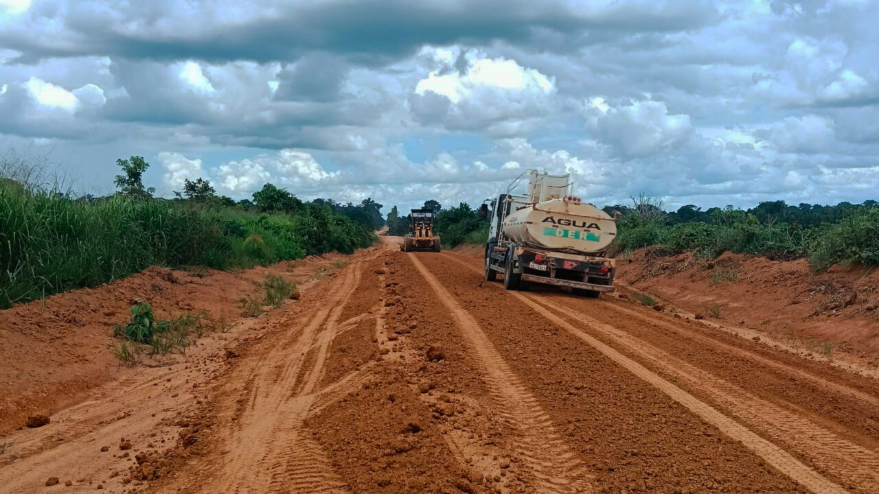 Serviço emergencial de manutenção é realizado pelo governo de RO na Rodovia-457, no Vale do Jamari