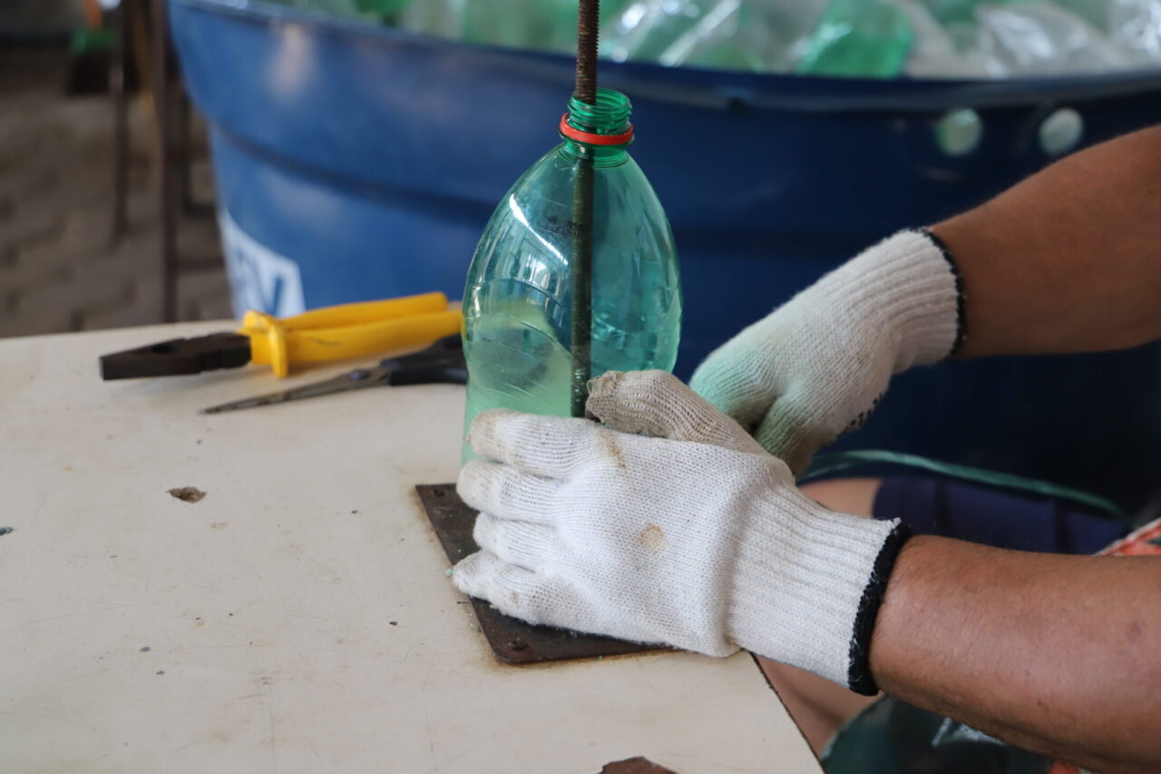 Em 2025, foram produzidas 500 vassouras a partir de garrafas PET recicláveis