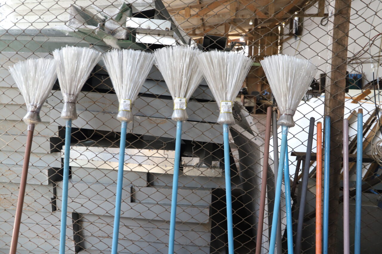 Mão de obra reeducanda produz 500 vassouras com material reciclável em Porto Velho