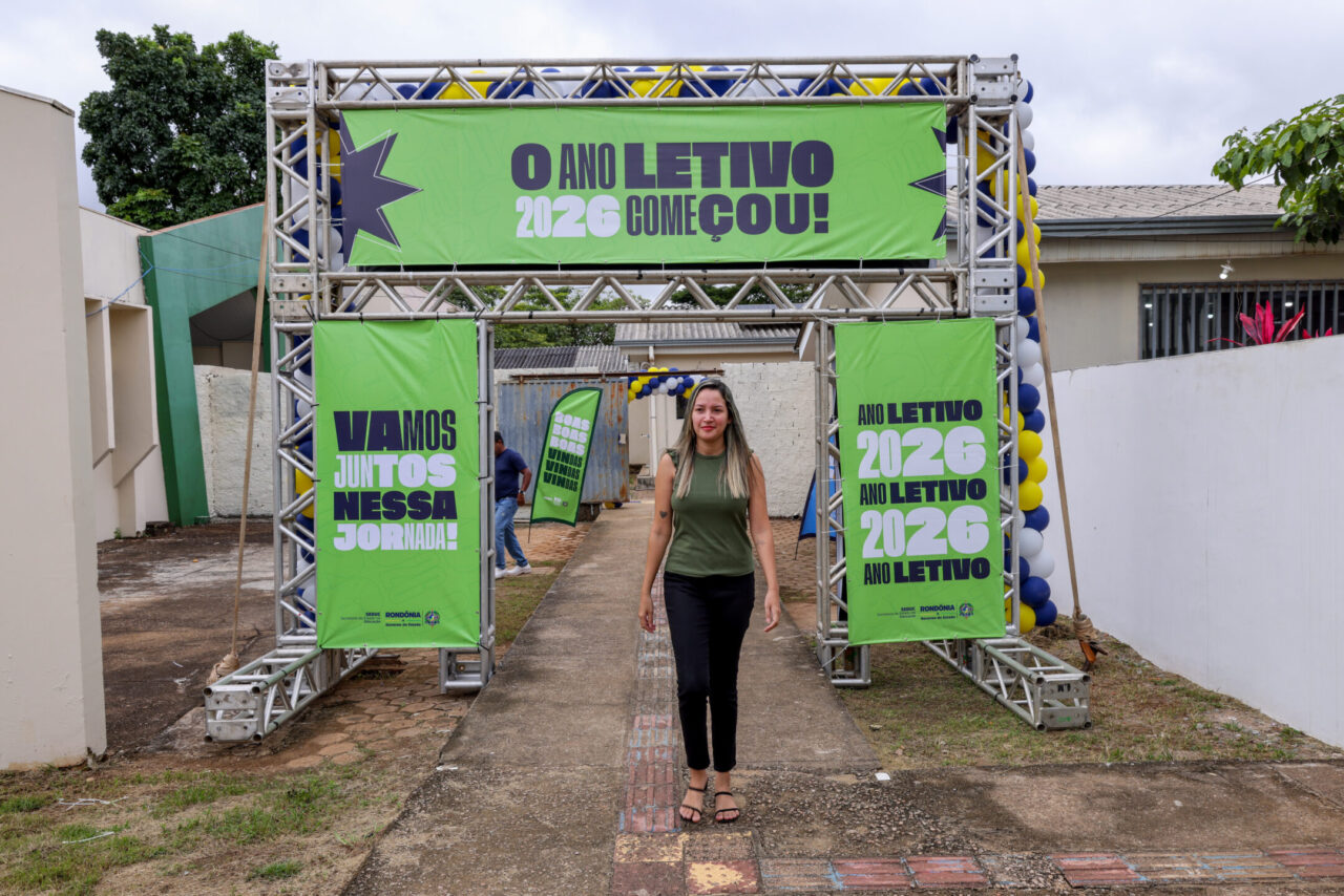 A professora Larissa Bernardo, ex-aluna da escola e agora docente