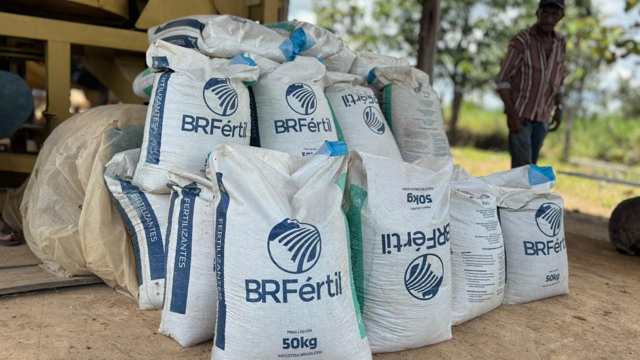 Mais de 50 toneladas de adubo são entregues pelo governo de RO para produtores da comunidade Rancho Alegre