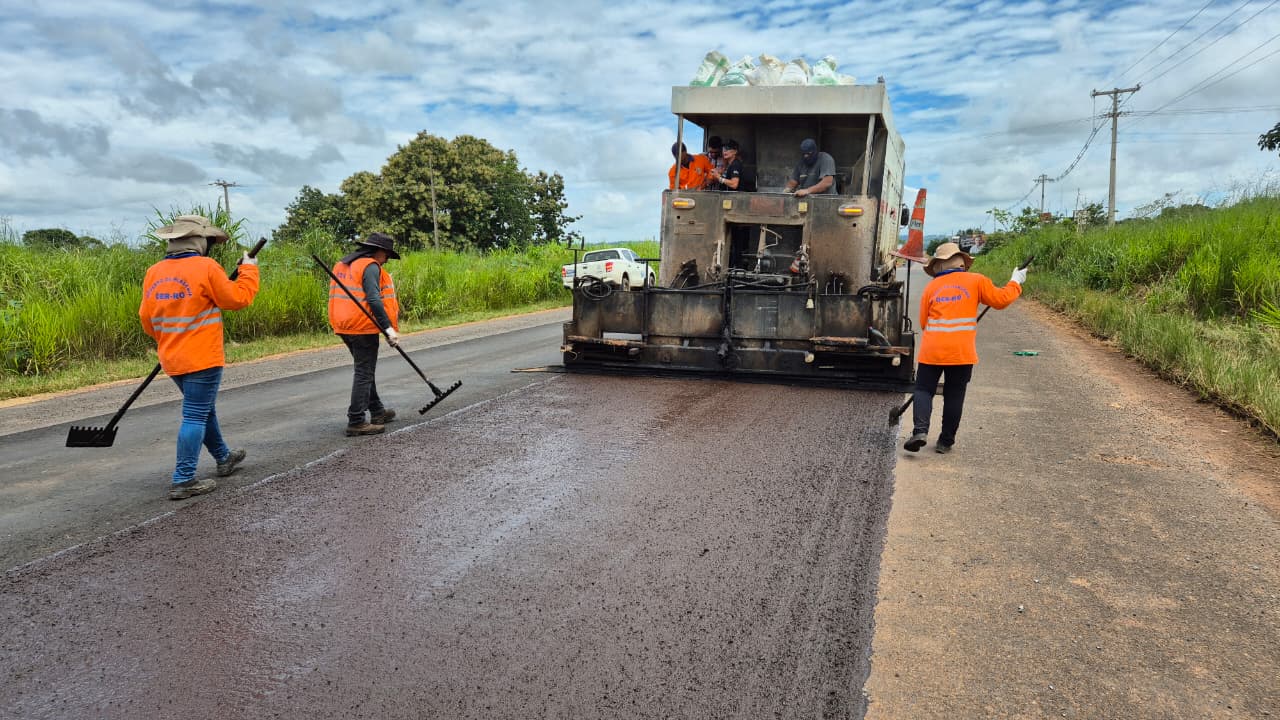 Rodovia-135, em Alta Floresta d’Oeste, recebe do governo de RO revitalização com microrrevestimento