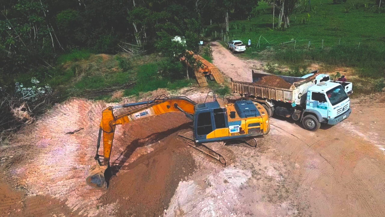 RO-010 passa por melhorias em dois trechos estratégicos, com serviços de patrolamento e encascalhamento