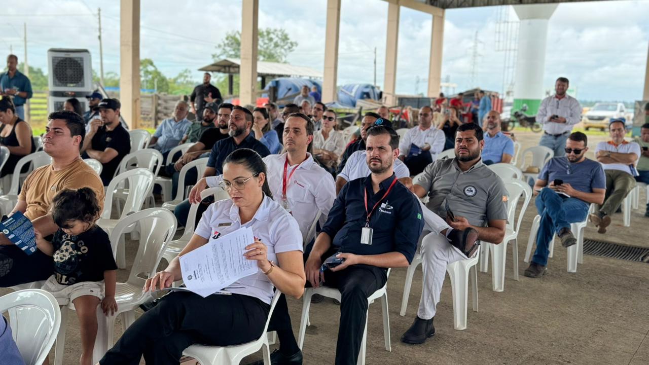 Manual da 13ª Rondônia Rural Show é apresentado em reunião para expositores, em Ji-Paraná