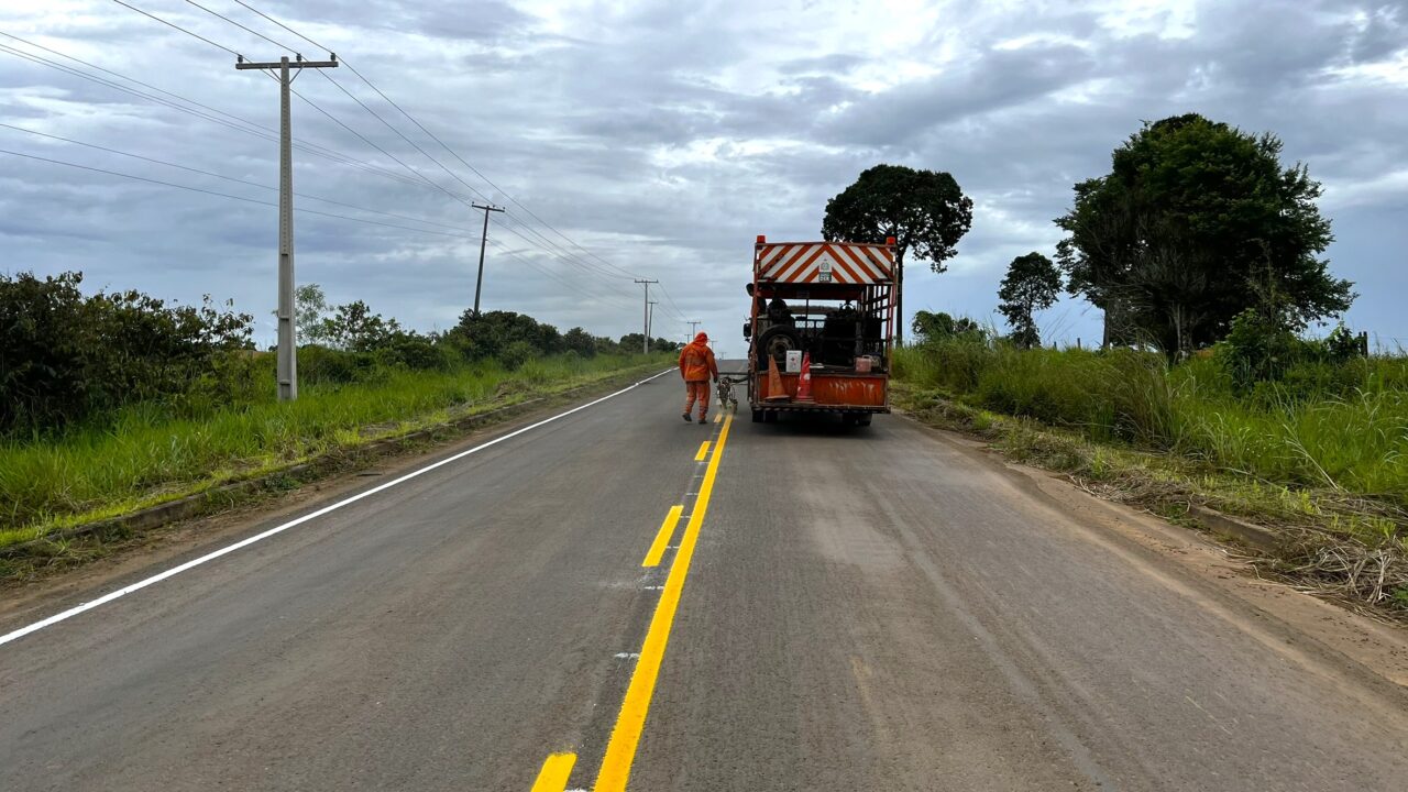 Sinalização horizontal é executada na RO-133, sentido o município do Vale do Anari