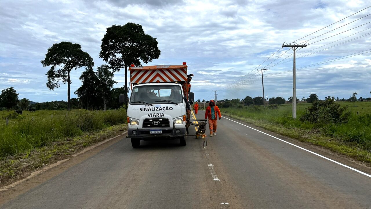 DER executa sinalização na RO 133