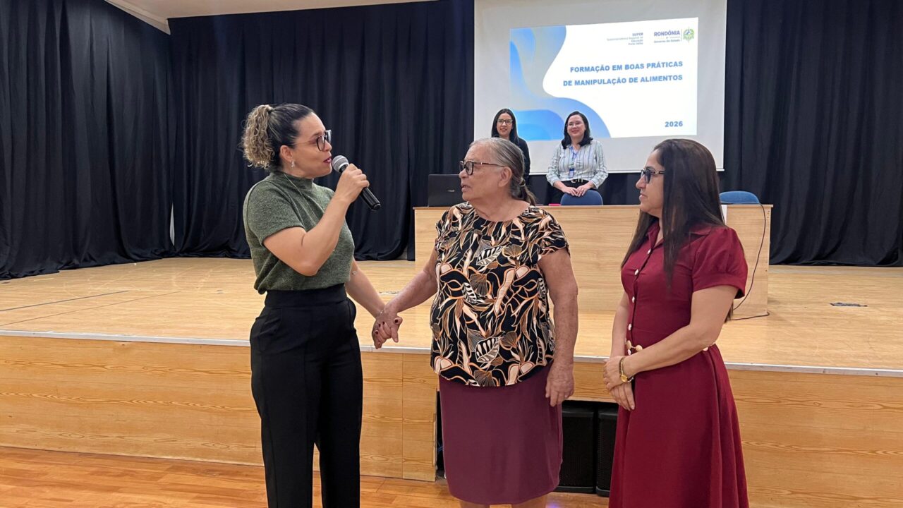 A merendeira Maria de Fátima da Silva, que dedicou 42 anos ao serviço público estadual, foi homenageada