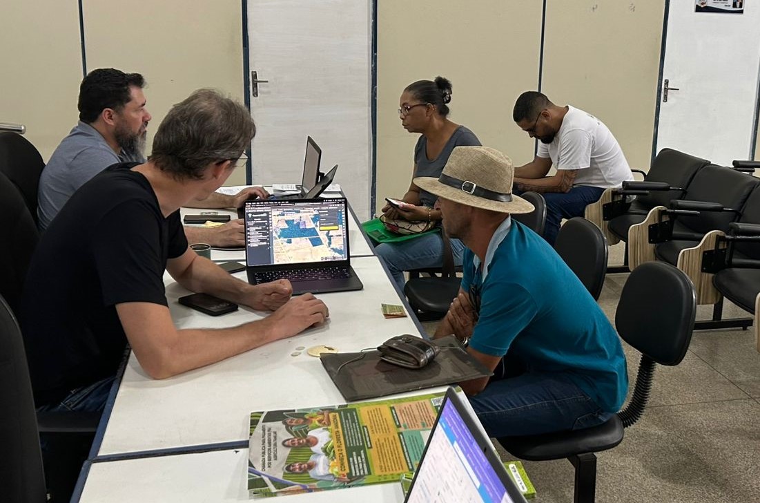 Durante os atendimentos a equipe técnica prestou esclarecimentos sobre o Cadastro Ambiental Rural