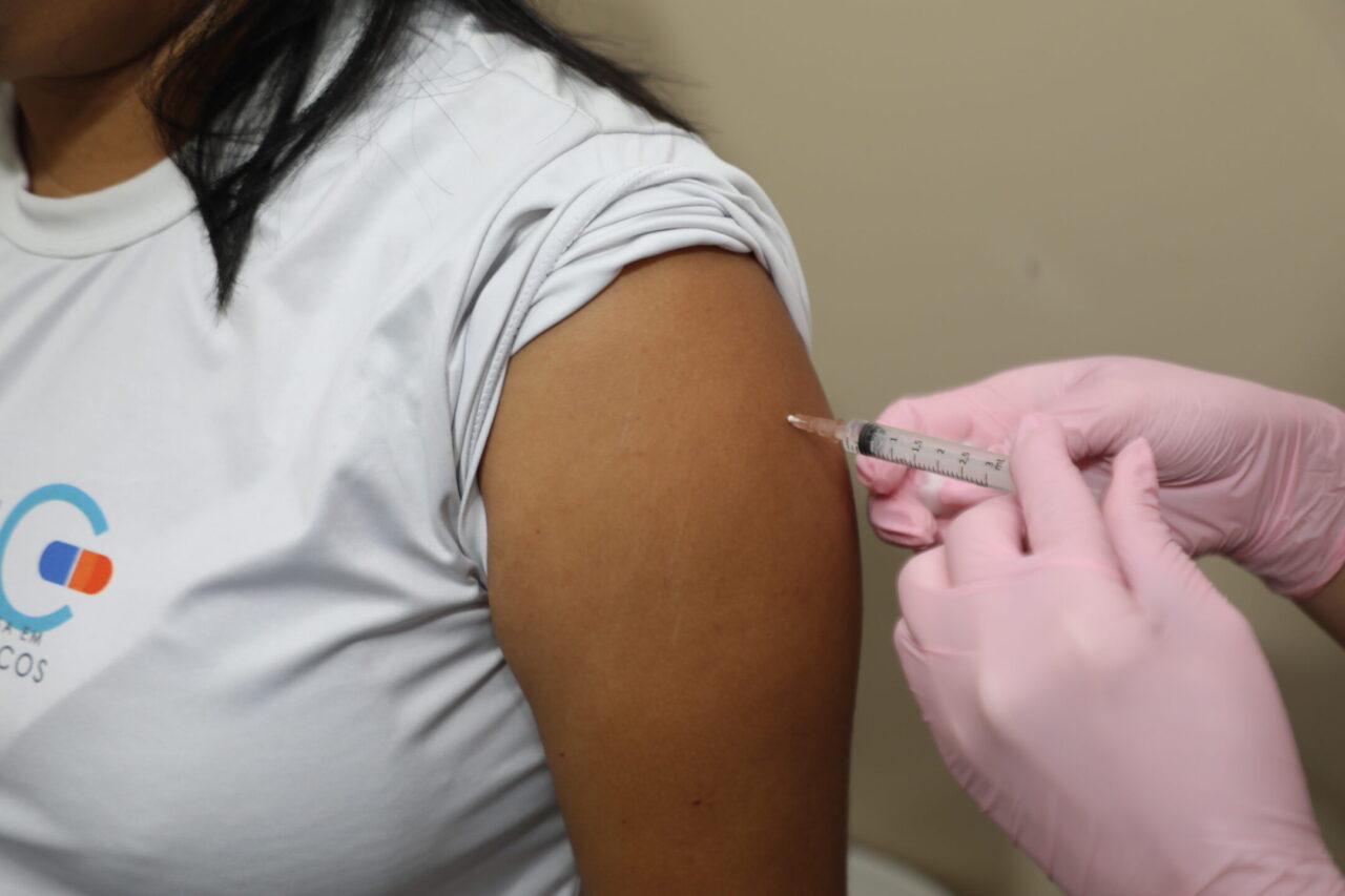 Vacina tetravalente contra a dengue é aplicada em profissionais da saúde de Rondônia