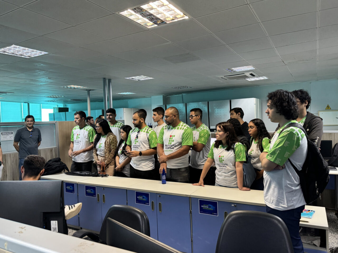 Alunos do curso de Tecnologia em Redes de Computadores conhecem infraestrutura do governo de RO