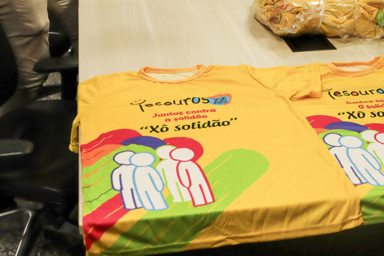 Camisas confeccionadas por reeducandos são entregues à mães atípicas alusivas ao Dia Mundial da Síndrome de Down