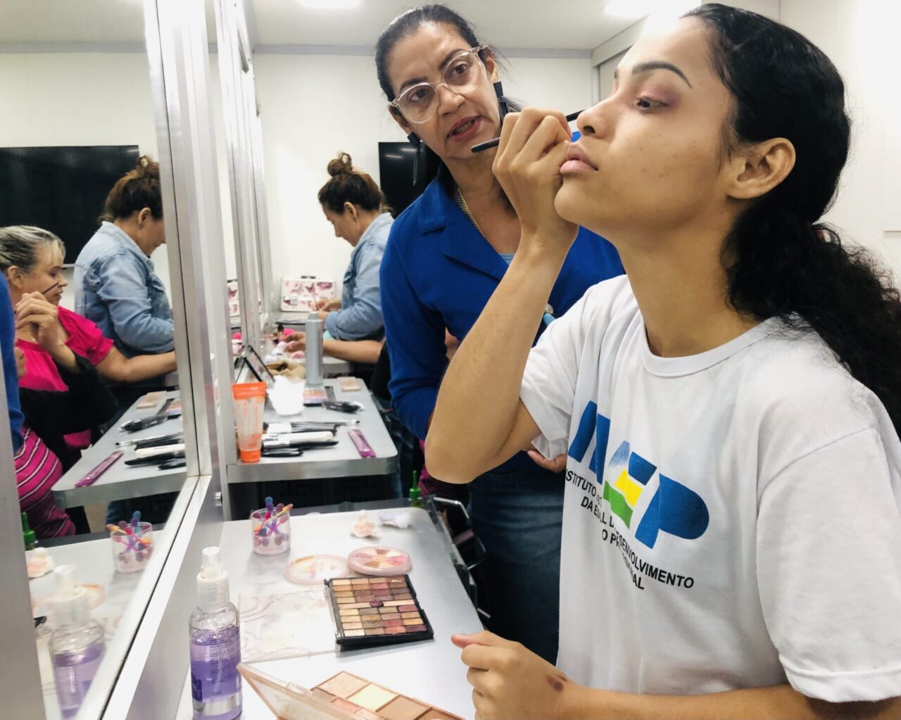 Maquiagem para Festa é um dos cursos , que fomentam o empreendedorismo feminino