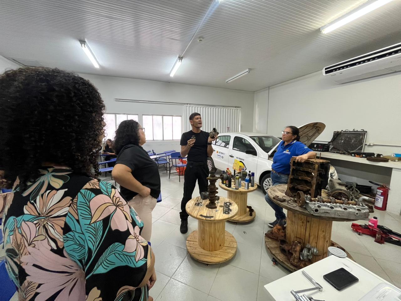 Participantes tiveram contato com peças automotivas e equipamentos utilizados na manutenção de veículos