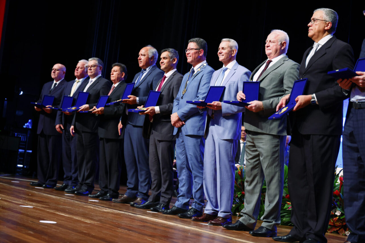 Autoridades durante a solenidade de entrega da comenda estadual